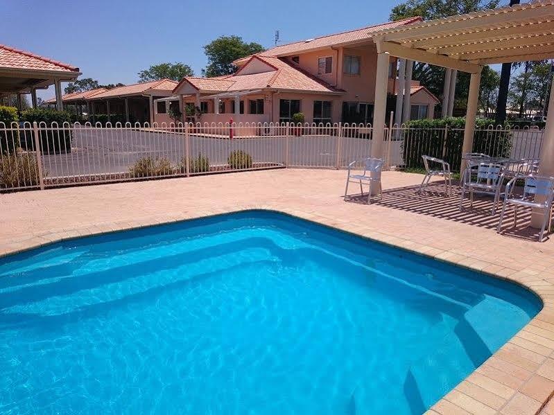 גונדיווינדי Country Roads Motor Inn מראה חיצוני תמונה