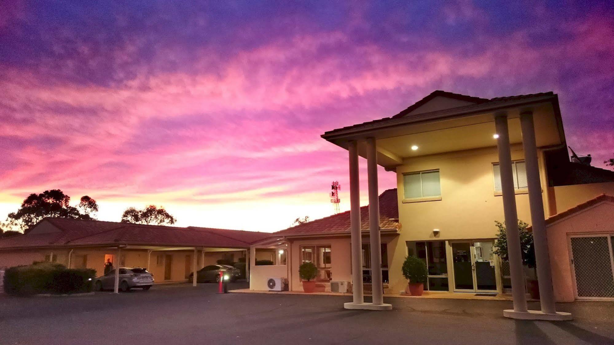 גונדיווינדי Country Roads Motor Inn מראה חיצוני תמונה