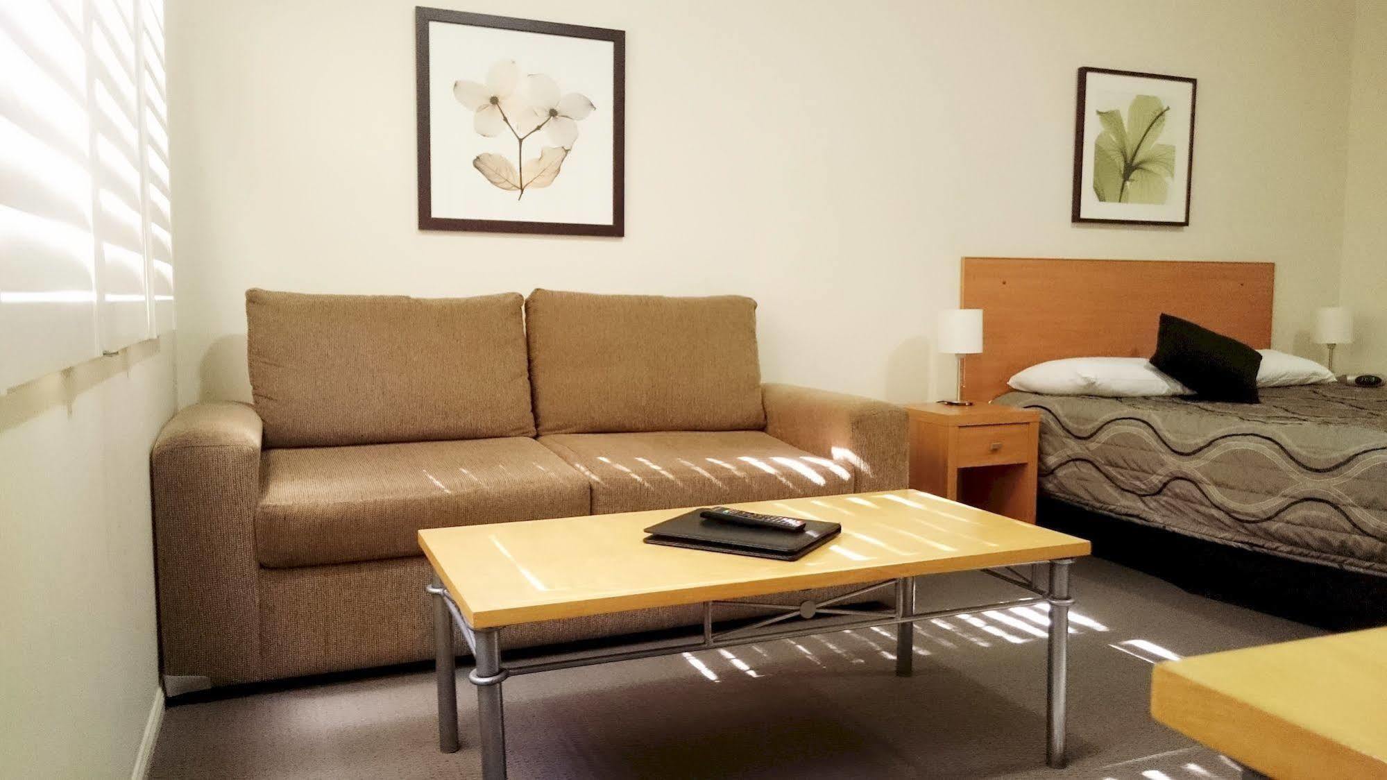 גונדיווינדי Country Roads Motor Inn מראה חיצוני תמונה